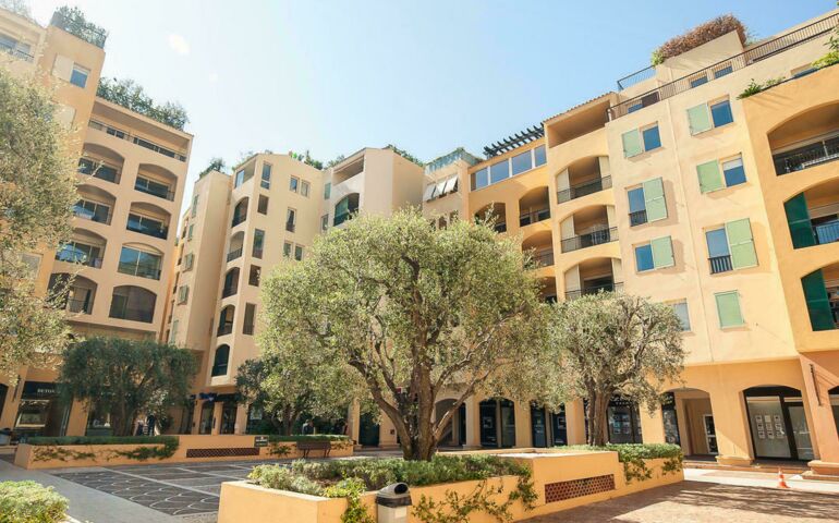 FONTVIEILLE - GRAND BUREAU AVEC BELLE VITRINE