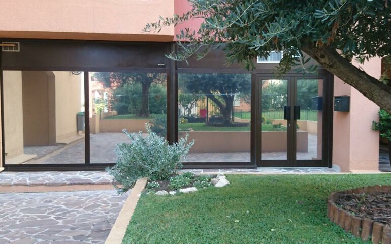 FONTVIEILLE - BUREAU AVEC BELLE VITRINE